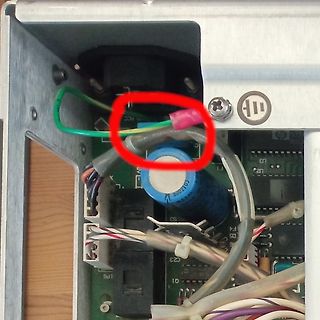 Nahaufnahme einer Leiterplatte mit Elektrolytkondensator und Kabeln