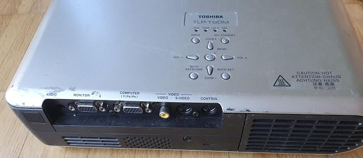 Rückansicht eines Toshiba Projektors