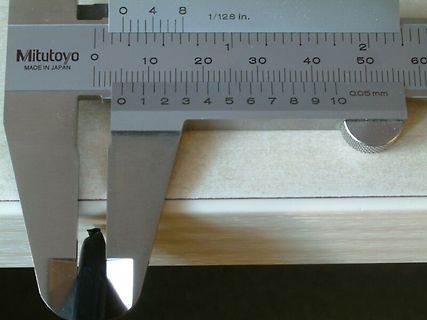 Messung eines Bauteils mit einem Messschieber