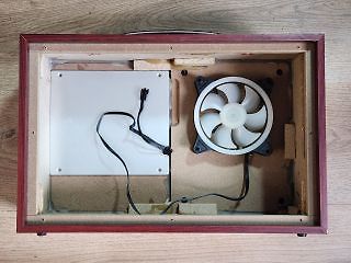Innenansicht eines Gehäuses mit Lüfter und Platine