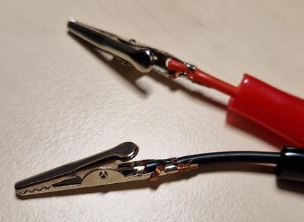 Krokodilklemmen mit freiliegenden Kupferdrähten