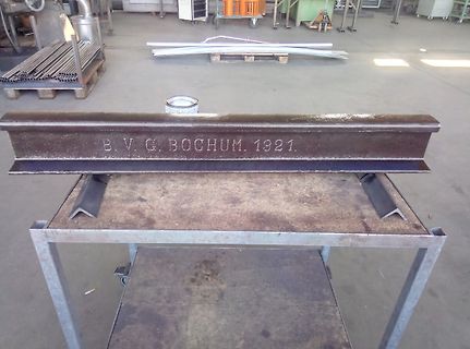 Stahlträger mit Aufschrift in einer Werkstatt