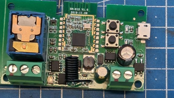 Bestückte grüne Leiterplatte mit elektronischen Bauteilen