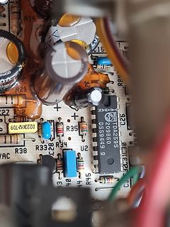 Nahaufnahme einer bestückten Leiterplatte mit IC und Kondensatoren