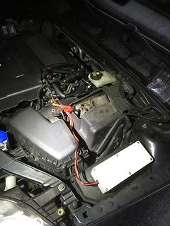 Blick in einen Motorraum eines Autos