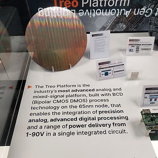 Ausstellungsstück der Treo Platform mit Silizium-Wafer