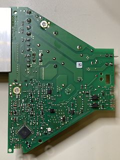 Grüne Leiterplatte mit elektronischen Bauteilen