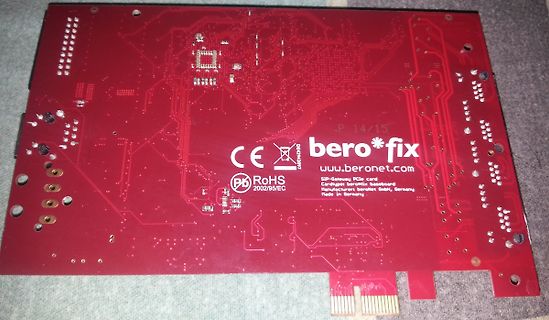 Rote Leiterplatte einer bero*fix SIP-Gateway PCIe Karte