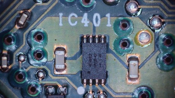 Makroaufnahme einer Leiterplatte mit IC401