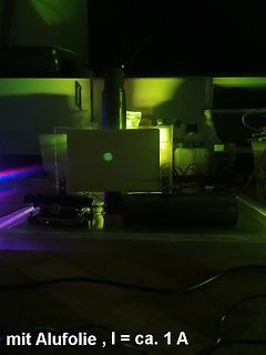 Versuchsaufbau mit Alufolie und Lichtquelle