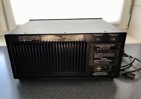 Rückseite eines digitalen Multimeters