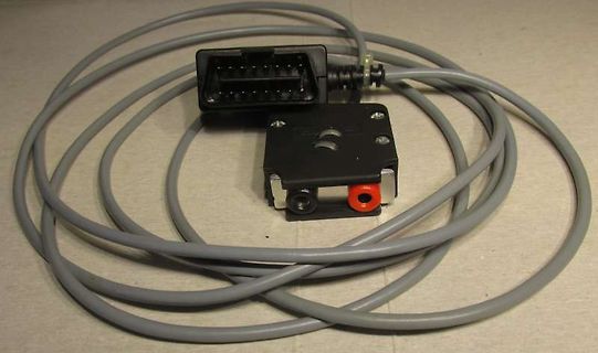 Steckverbinder mit Kabel und Gehäuse