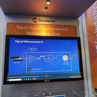 Foto eines Monitors mit Blockschaltbild von Microchip