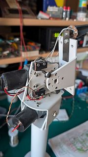 Mechanischer Aufbau mit Motoren und weißem Gestell