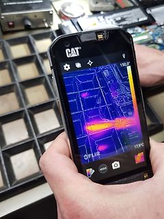 Wärmebild einer Leiterplatte auf einem Smartphone-Display
