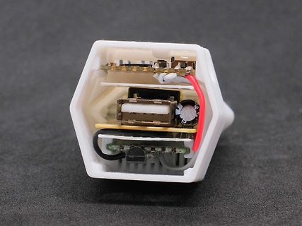 Innenansicht eines Kunststoffgehäuses mit Elektronikkomponenten
