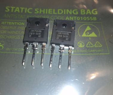 Zwei IRFP064N MOSFETs auf Antistatik-Beutel
