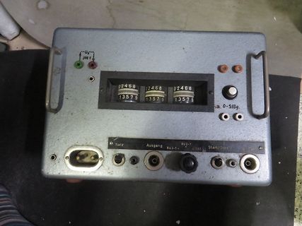 Altes analoges Messgerät mit Zählwerk