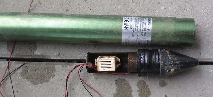 Solarleuchte und geöffnetes Gehäuse mit Elektronik