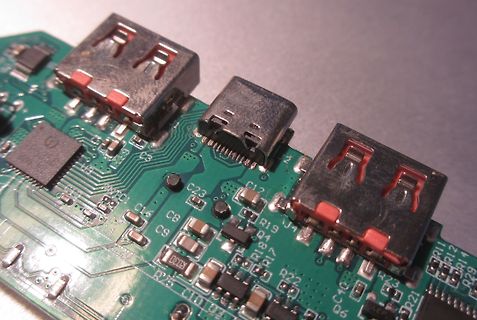 Nahaufnahme einer Leiterplatte mit USB-Anschlüssen