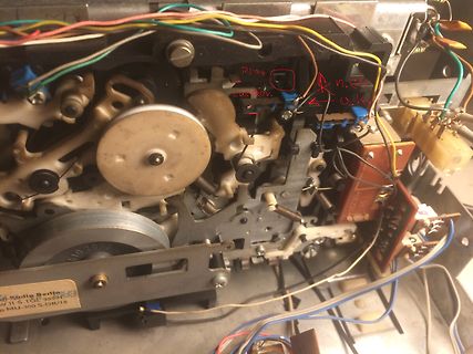 Innenansicht eines Kassettenrekorders mit Mechanik und Verkabelung