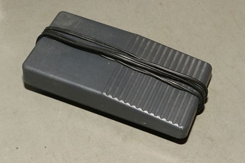 Graues Kunststoffgehäuse mit Kabelbinder