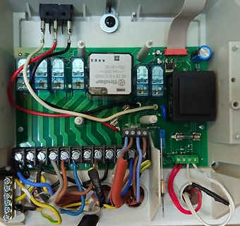 Elektronikmodul mit Relais und Klemmenleisten
