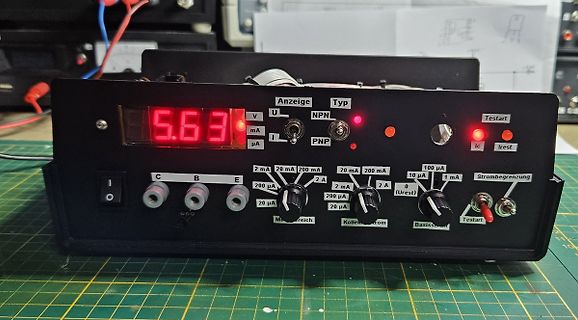 Transistorprüfgerät mit Display und Reglern