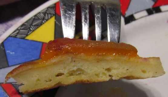 Stück Kuchen auf einem Teller mit Gabel