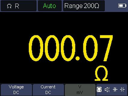 Display eines Multimeters mit Widerstandsmessung