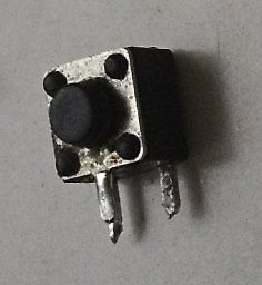 Elektronisches Bauteil mit Metallgehäuse und Pins