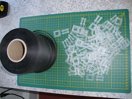 Spule und Kunststoff-Kabelbinder auf Schneidematte