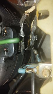 Beschädigte und verschmorte elektrische Kabel und Anschlüsse