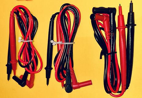 Rote und schwarze Messleitungen mit Krokodilklemmen