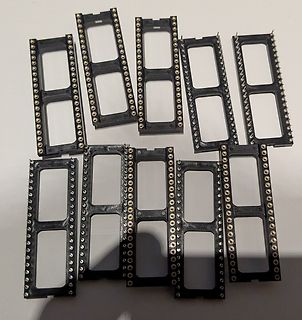 Mehrere schwarze Kunststoff-Adapterrahmen für Leiterplatten