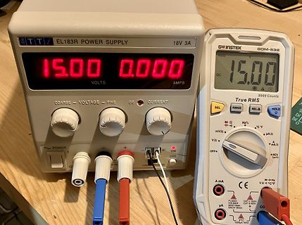Labornetzteil und Multimeter mit Messwerten