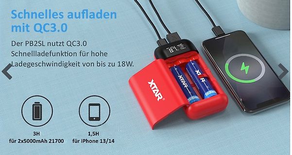XTAR Ladegerät mit Akkus und Smartphone