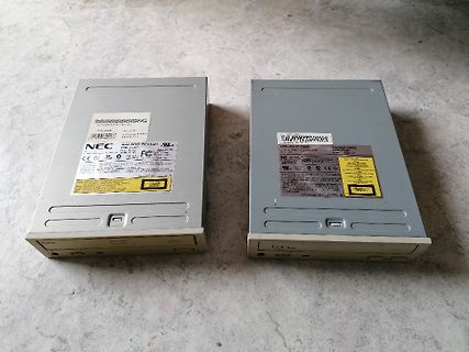 Zwei interne DVD-ROM Laufwerke