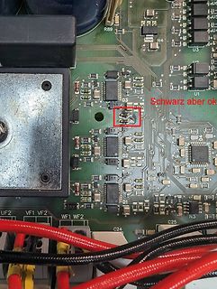 Nahaufnahme einer Leiterplatte mit elektronischen Bauteilen