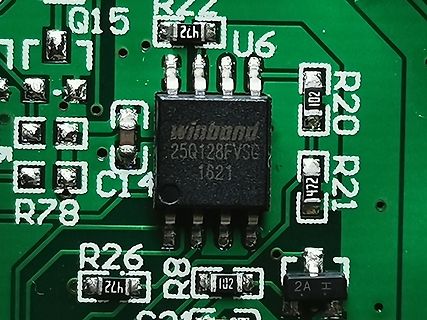 Makroaufnahme eines Winbond Flash-Speicherchips auf Leiterplatte