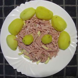Teller mit Kartoffeln und Fleischstreifen