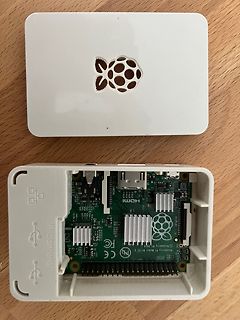 Geöffnetes Gehäuse mit Raspberry Pi Model B+ Platine