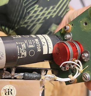 Nahaufnahme eines Elektromotors und einer Leiterplatte
