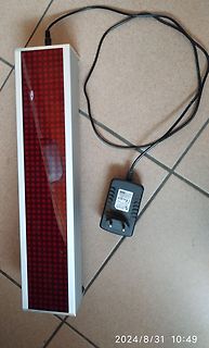 LED-Leiste mit Netzteil auf Fliesenboden