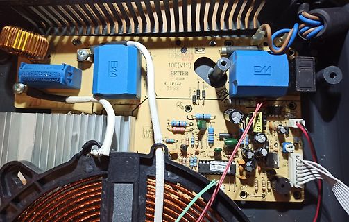 Innenansicht eines Netzteils mit Leiterplatte und Bauteilen