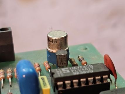 Nahaufnahme einer Leiterplatte mit elektronischen Bauteilen