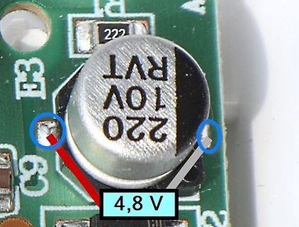 Nahaufnahme eines Elektrolytkondensators auf einer Leiterplatte