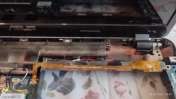 Innenansicht eines ASUS Laptops mit Flachbandkabel
