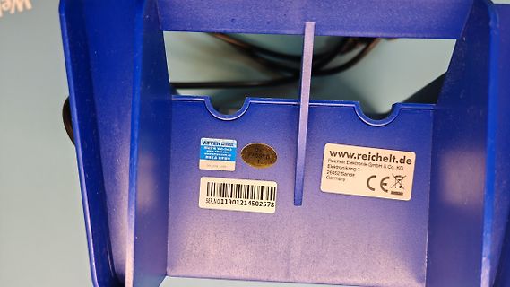 Rückseite eines blauen Gehäuses mit Typenschild