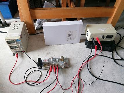Elektronik-Versuchsaufbau mit Labornetzteilen und Leiterplatte